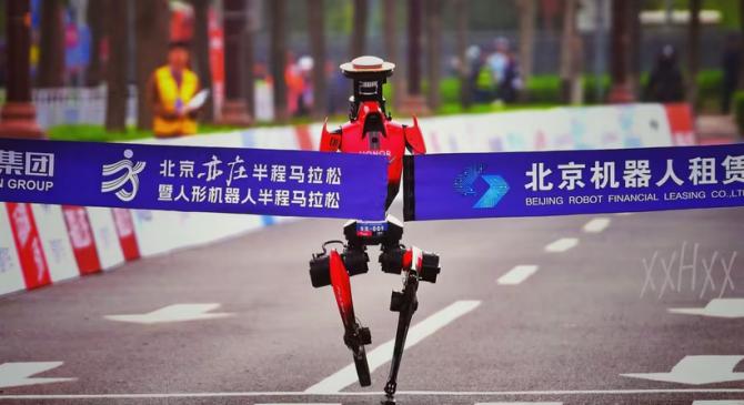 仅用时 50 分 26 秒，荣耀机器人打破人类半马纪录