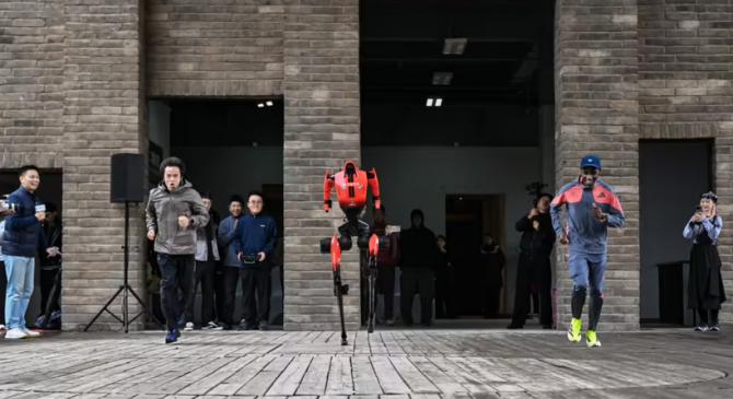 萨维、赵家驹轮番与机器人闪电线下赛跑，三位跑步冠军首次同框